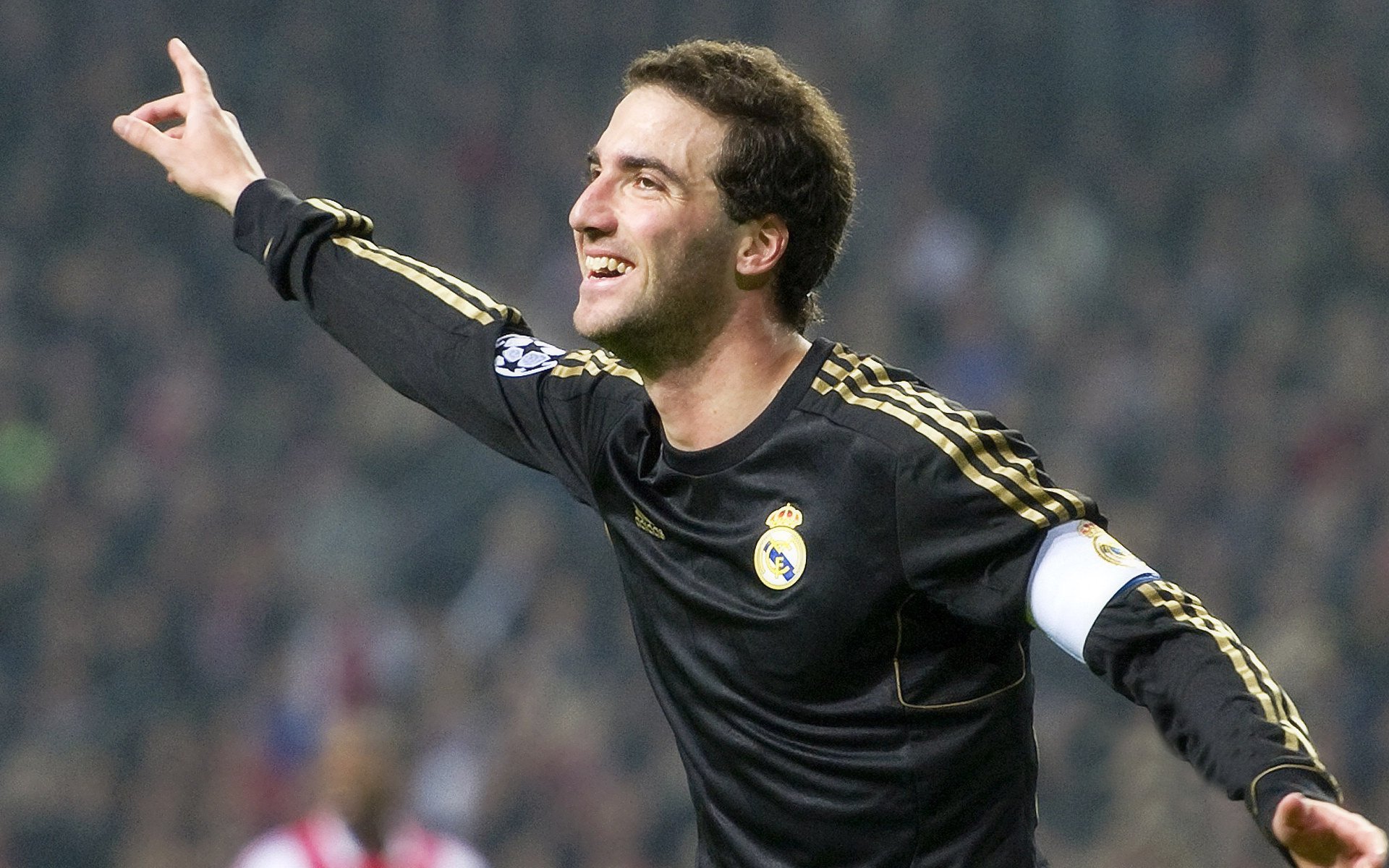 “中超联赛转播权卖出新高，引发行业关注”，中超转播商